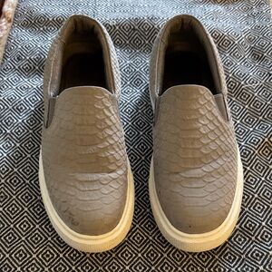 J Slides Grey Croc-Embossed Slip on Platform Shoes Sz 6